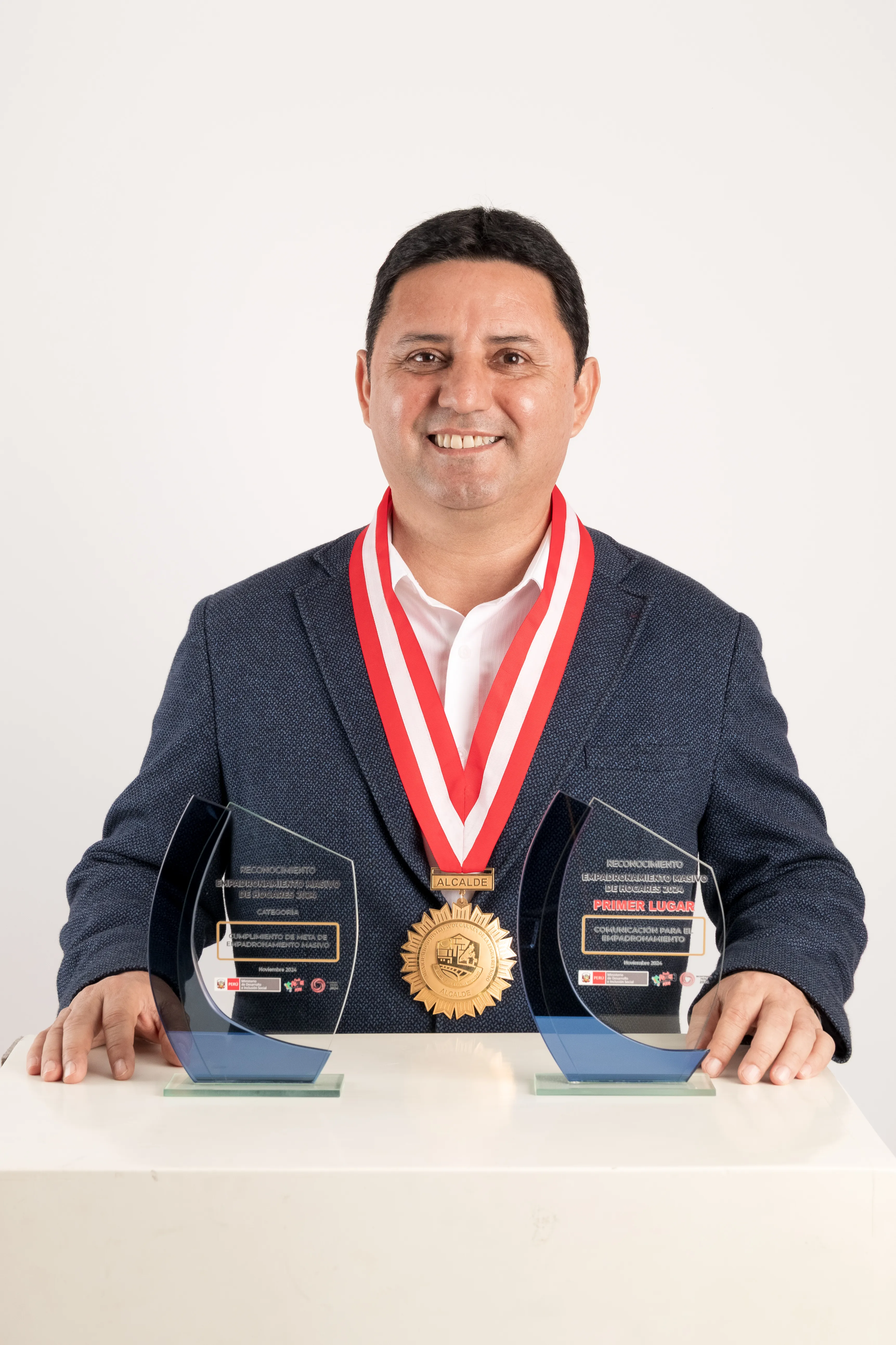 Edwards Infante con el reconocimiento de Empadronamiento 2024