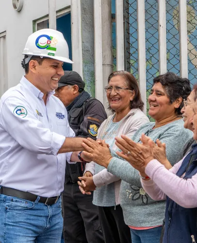Edwards saludando a vecinas del distrito