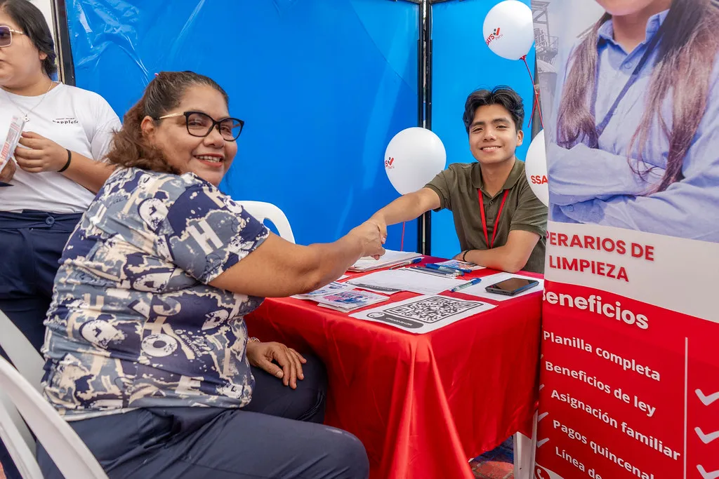 Atención a vecinos en feria del distrito