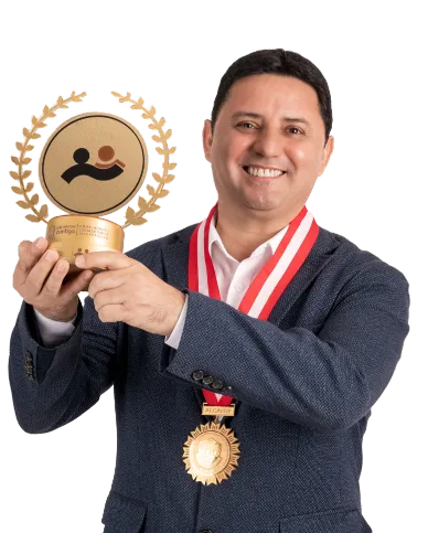 Edwards Infante sosteniendo un trofeo y una medalla de reconocimiento