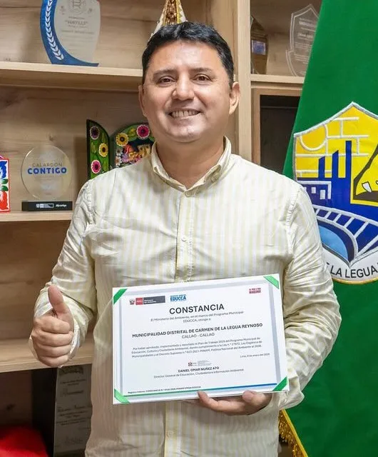 Edwards Infante con la constancia del programa EDUCCA